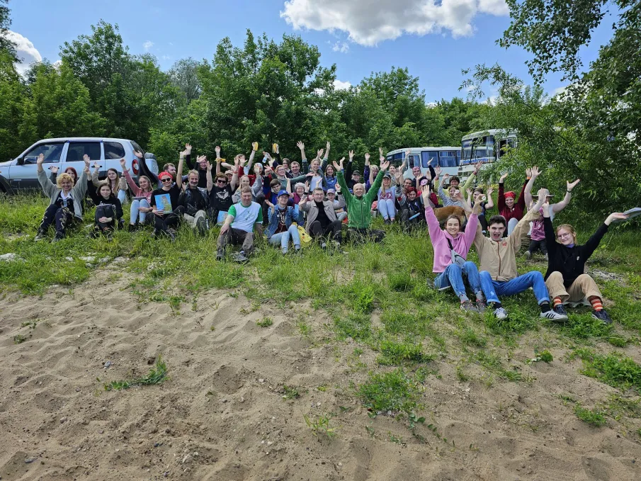 Более 50 волонтёров приняли участие в субботнике в Артемовских лугах